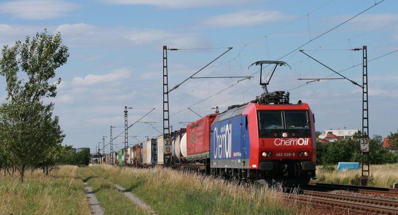 482 028 befrdert am 19.06.2008 den DGS 43017 von Hamburg-Billwerder Ubf nach Gallarate und konnte am frhen Abend bei Wiesental festgehalten werden.