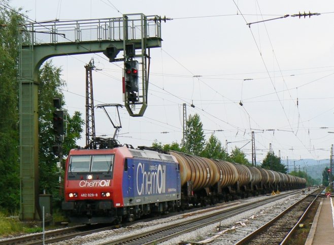 482 028  ChemOil  fhrt mit einem ler aus Offenburg durch Denzlingen. In Krze wird sie Freiburg durch- oder umfahren.
