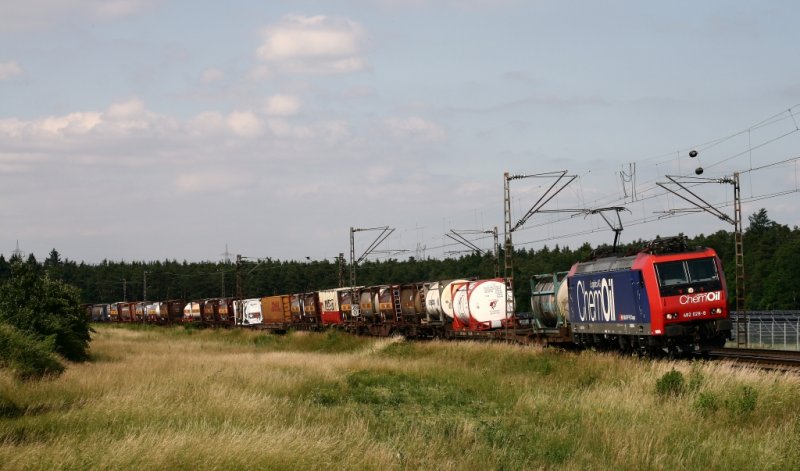 482 028 steht im Dienste von ChemOil und bespannt am 11.06.08 den DGS 43017 vonHamburg-Billwerder Ubf nach Gallarate. Die Aufnahme entstand zwischen Neuluheim und Waghusel.