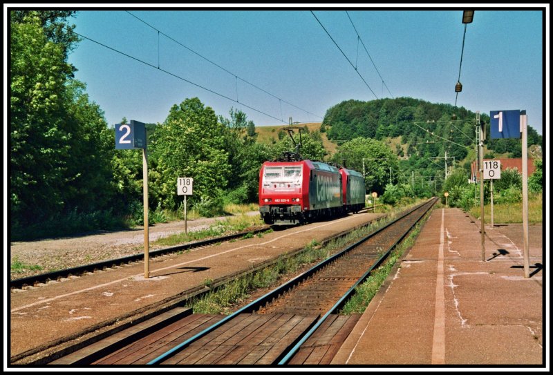 482 029 und 021 fahren als LZ Richtung Ingolstadt. Dort wird die 482 029 einen Tankzug Richtung Norden bernehmen. Aufgenommen im Sommer 2006