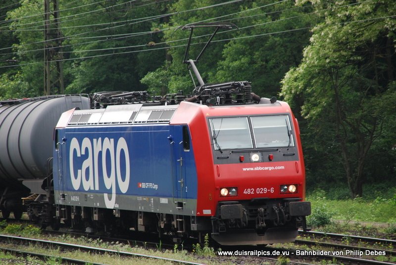 482 029-6 (SBB Cargo) fhrt am 15. Mai 2009 um 14:04 Uhr mit einem GZ durch Duisburg Neudorf