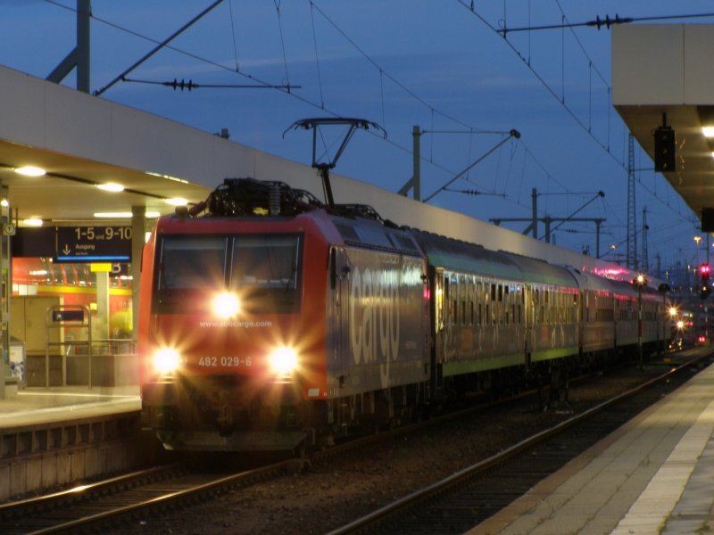 482 029 mit einem Gesellschaftssonderzug in Mannheim.