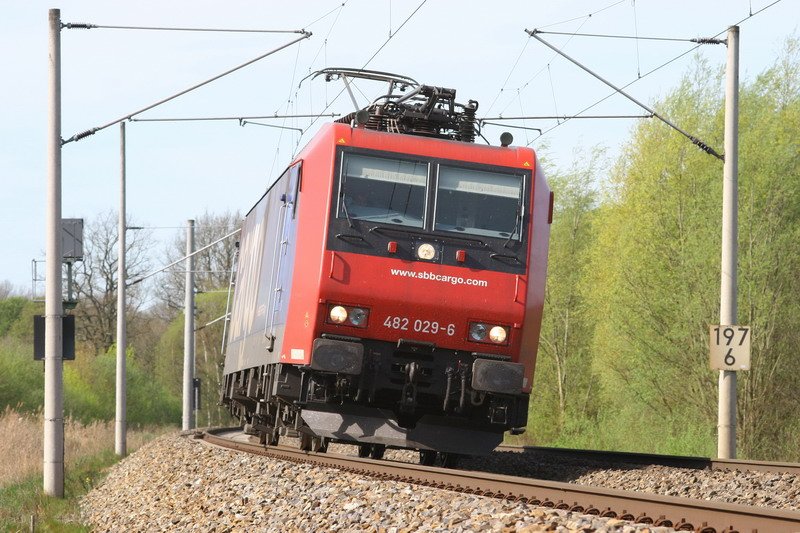 482 029 SBB Cargo zieht LZ durch die Kurve. 16.04.2007