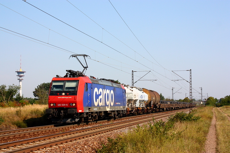482 029 war am morgen des 20.08.09 bei Wiesental gen Sden unterwegs. 