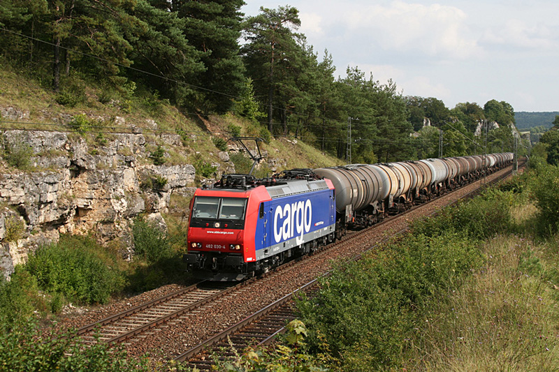 482 030 mit Kesselwagenzug am 12.08.2009 im Altmhltal bei Dollnstein.