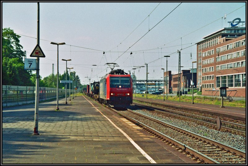 482 031 bringt einen Containerzug aus dem Rheinland richtung Basel. Aufgenommen im Sommer 2006 in Knigswinter.