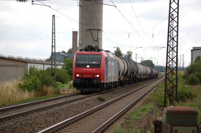 482 033 mit Tankzug aussserhalb von Lichtenfels ( Bahn�bergang Reundorf)Kbs 820  Richtung Bamberg fahrend 30.06.07 