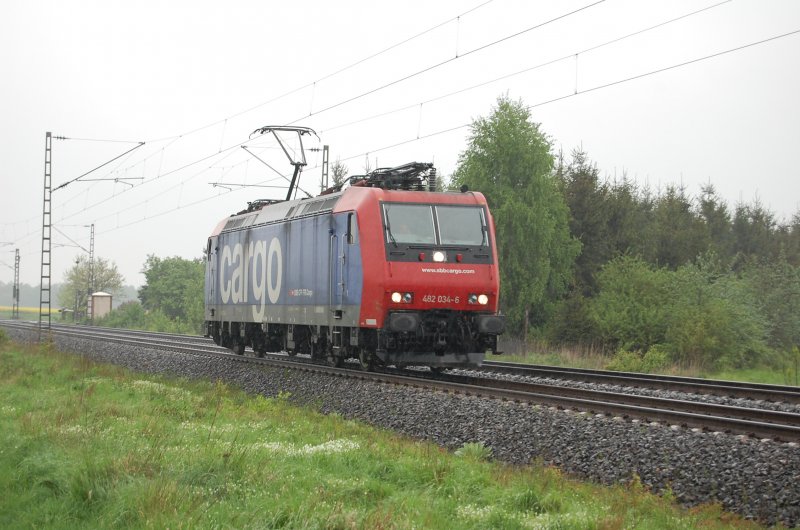 482 034-5 der SBB Cargo am 29.04.2009 im strmenden Regen bei Woltorf