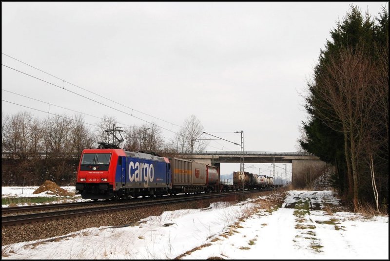 482 035 der SBB Cargo mit Gterzug bei Hattenhofen (30.01.2007)