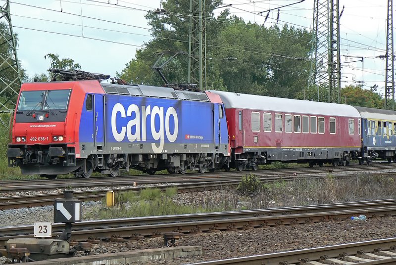 482 036-1 der SBB Cargo mit einem Personenzug ; aufgenommen am 6.9.09 in Kln-Gremberg
