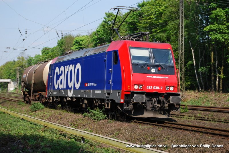 482 038-7 (SBB Cargo) fhrt am 20. April 2009 um 16:08 Uhr mit einem  GZ  durch Duisburg Neudorf