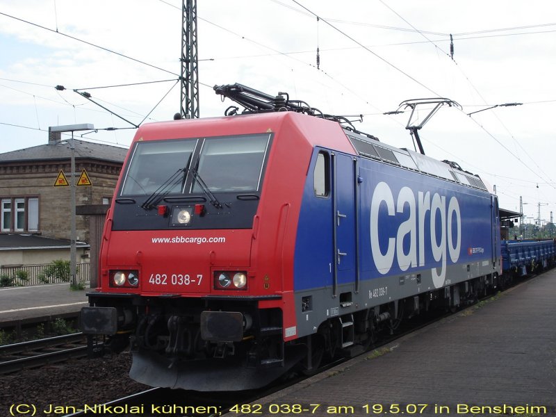 482 038 der SBB Cargo steht am 19.5.07 zur berholung in Bensheim.