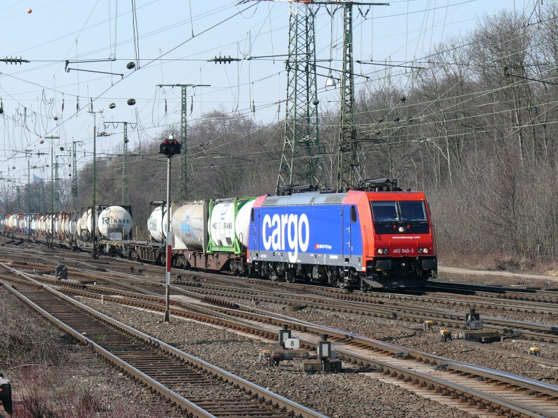 482 040-3 der SBB-Cargo zieht einen gemischten Gterzug durch Kln-Gremberg. Aufgenommen am 21/03/2009.