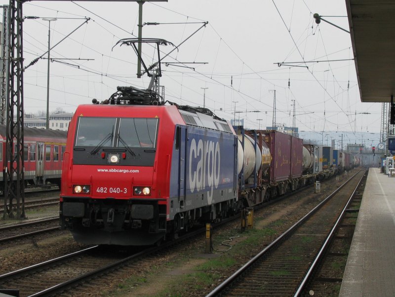 482 040 der SBB Cargo mit einem G�terzug am 1.4.2008 in Regensburg.