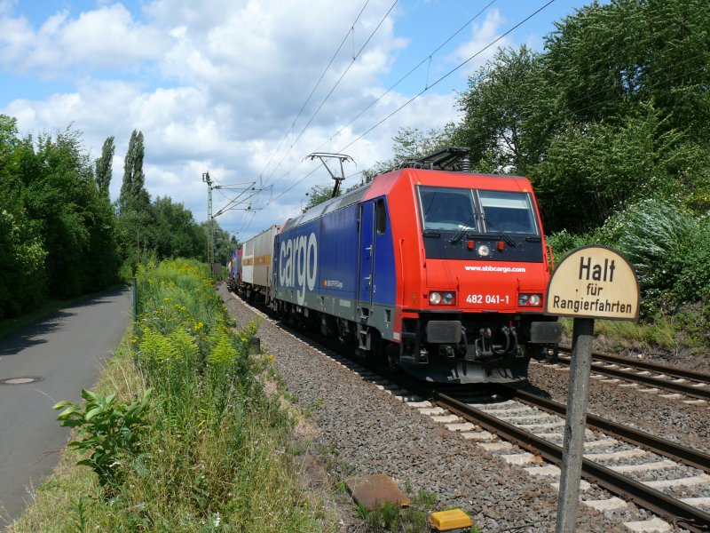 482 041-1 der SBB-Cargo auf der rechten Rheinstrecke in Richtung Sden nhert sich hier dem Rangierbereich des Bhf Unkel. Das Haltschild ist auch etwas windschief. Aufgenommen am 25/07/2009.