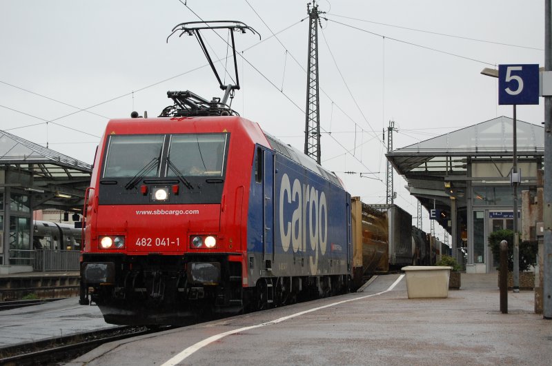 482 041-1 zog am 03.09.07 einen gemischten Gterzug durch den Bahnhof Offenburg.