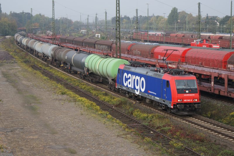 482 042-9 der SBB Cargo fuhr mit einem Kesselzug am 24.10.2009 auf dem Gterumgehungsgleis durch den Seelzer Rbf.