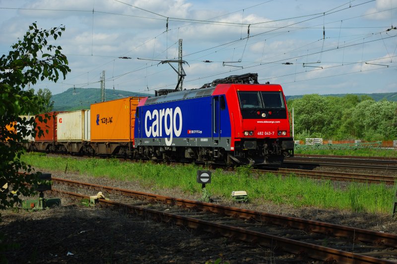 482 043-7 der SBB Cargo bei Signalhalt in Eschwege West. 07.05.2009.