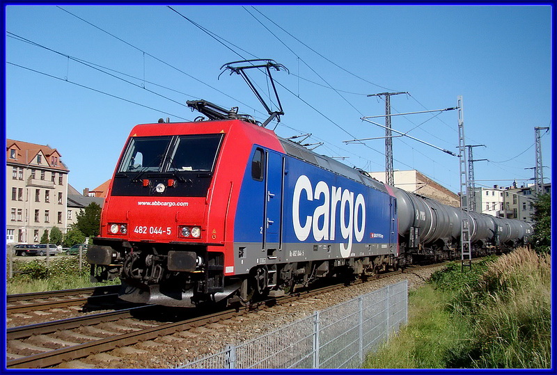482 044-5 mit einem Kesselwagenzug, kurz hinter dem Hbf von Stralsund.
am 01.09.09 