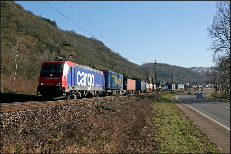 482 044 bringt einen Kombizug aus Italien vermutlich nach Kln-Eifeltor. Bei Erpel ist das Ziel nicht mehr weit entfernt. (09.02.2008)

