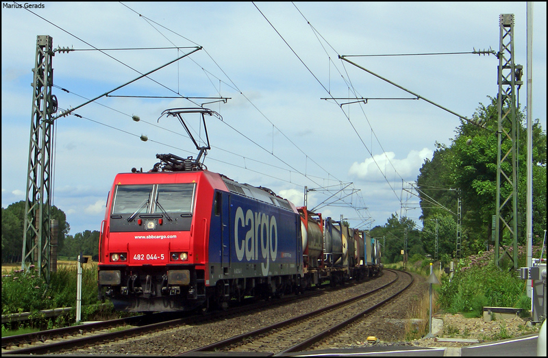 482 044 mit einem Gz Richtung Aachen-West am B in Rimburg hinter dem Hp bach-Palenberg 17.7.2009
