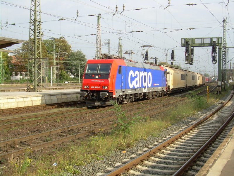 482-045 von SBB Cargo am 3.10.2006 mit Bananenzug In Bremen Hbf