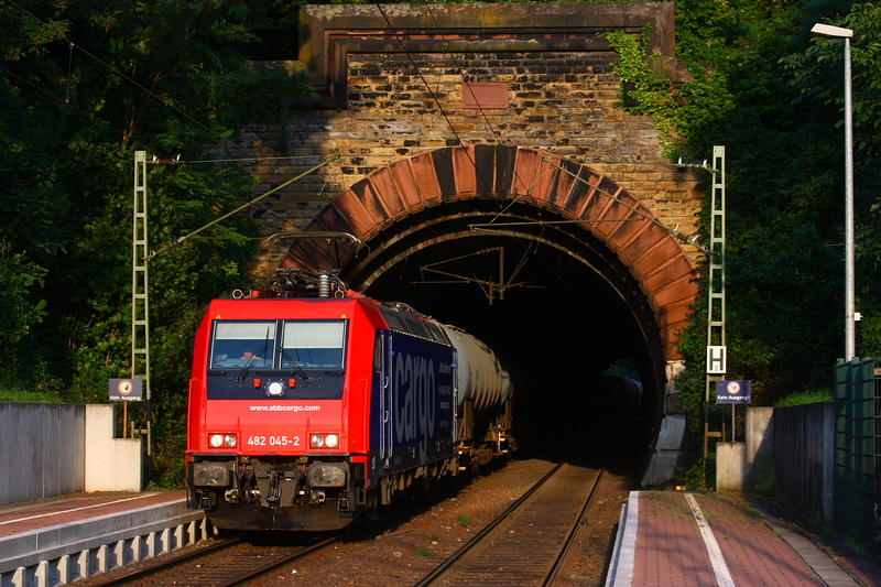 482 045 der SBB zieht einen lzug durch den Ersinger Tunnel.