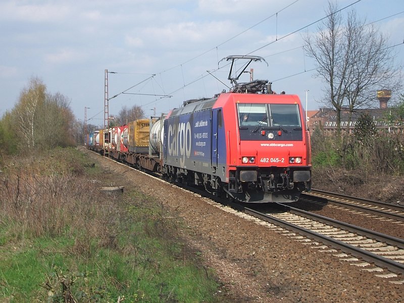 482 045 (Wir stellen Lokfher ein) am 12.4.2008 durch Limmer -> Linden. Gru an den freundlichen Tf!