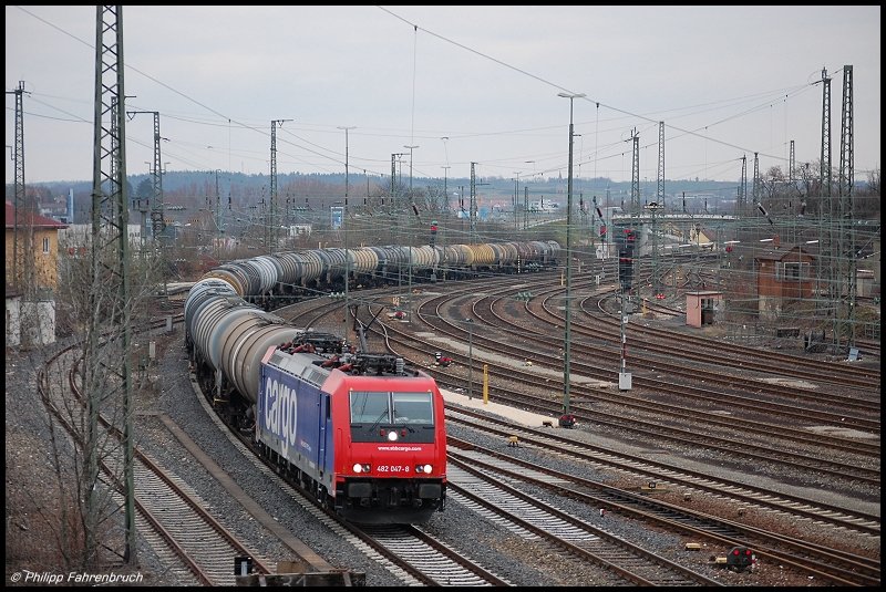 482 047-8 durchfhrt am 17.03.08 mit einem Kesselwagenganzzug den Aalener Bahnhof mit Fahrtrichtung Stuttgart.