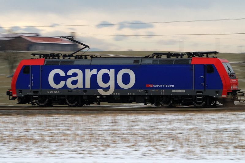 482 047 (SBB Cargo) bei Grokarolinenfeld (02.02.2009)