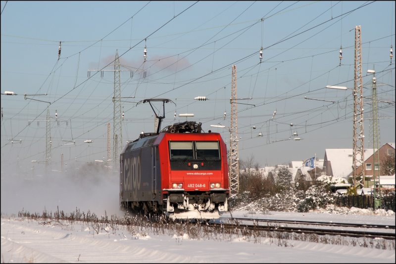 482 048 ist ebenfalls solo von Duisburg in Richtung Kln unterwegs und wird bei Lindorf von der Sonne erfasst. (05.01.2009)
