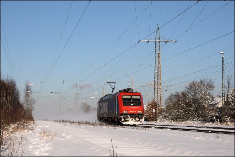 482 048 ist ebenfalls solo von Duisburg in Richtung Kln unterwegs und wird bei Lindorf von der Sonne erfasst. (05.01.2009)
