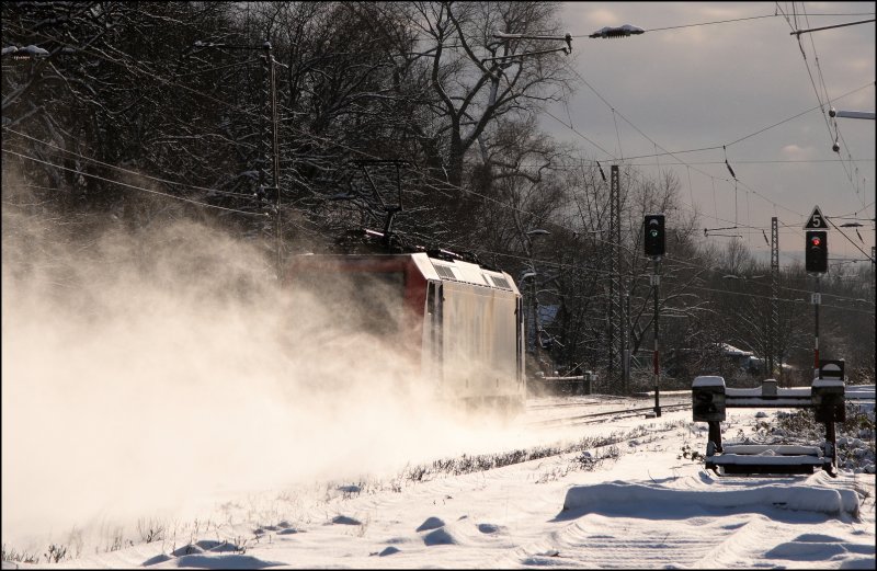 482 048 hinterlsst eine Schneewolke und verschwindet in Richtung Kln. (05.01.2009)