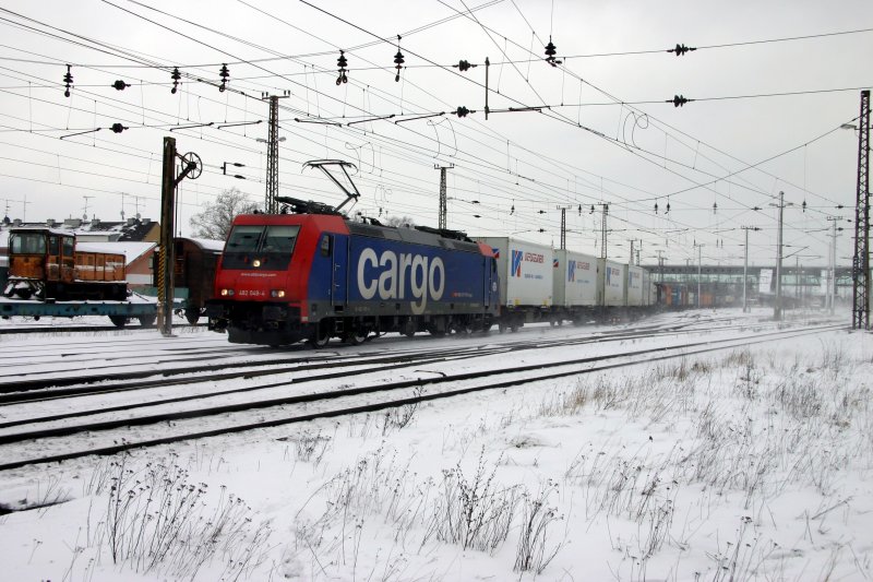 482 049 von SBB Cargo mit Containerzug am 27.01.2007 in Wels (sterreich). Im Hintergrund eine der beiden Schmalspurloks aus Rumnien, welche seit Dezember 2006 hier abgestellt sind. 