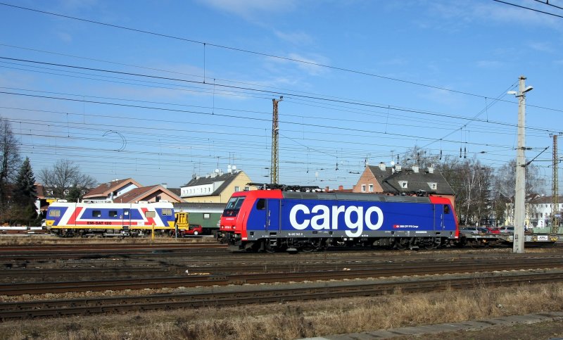 482 082 unterwegs mit einem Gterzug in Richtung Passau. Im Hintergrund der Ultraschall-Schinenprfwagen EM-SAT 120. Aufgenommen am 9.2.2008 in Wels.