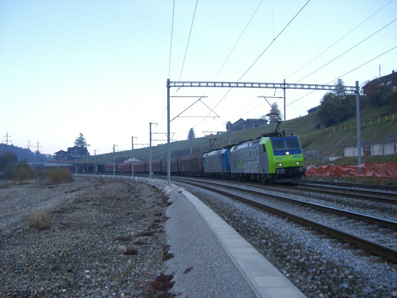 485 004 und eine weitere mit einem Schweren Gterzug bei der Durchfahrt durch Heustrich-Emdthal (03.11.2007)