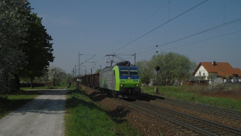 485 006 der BLS Ltschbergbahn transportierte am 14.4.2007 einen gemischten Gterzug nach Mannheim, hier fotografiert bei Muggensturm etwas nrdlicher von Rastatt (KBS 702, Basel-Offenburg-Rastatt-Ettlingen-Karlsruhe).