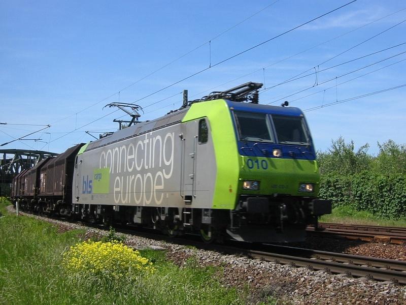 485 010 der BLS Cargo fhrt am 25.05.2005 durch Karlsruhe in Richtung Mannheim. Standort ist nahe beim Gterbahnhof in Karlsruhe.