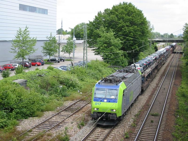 485 017 der BLS Cargo fuhr am 11.05.2005 mit einem Gterzug aus Richtung Mannheim kommend durch Karlsruhe.