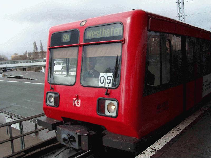 485 037-6 wartet am 23.03.2002 um 13.37 h auf dem oberen Bahnsteig des Bahnhofs Ostkreuz auf seinen Abfahrtsbefehl Richtung Westhafen.