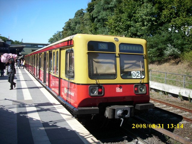 485 069 der Linie S9 nach Berlin Spandau am S-Bahnhof Berlin Messe Sd(Eichkamp) am 31.08.2008.