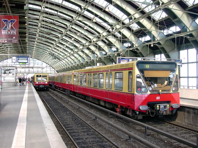 485er Links und 480er rechts warten in Berlin Ostbahnhof auf ihre weiterfahrt. Aufgenommen am 19.4.2005