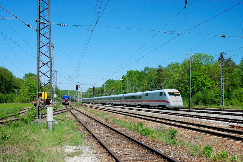 5 Durchfahrgleise... davon 3 mit Zweirichtungsverkehr... ein Museumsgleis mit angeschlossenen Abstellgleisen... so prsentiert sich das Gleisbild des Neuoffinger Bahnhofs. Hier ein ICE 1 auf Gleis 4 Fahrtrichtung Ulm.