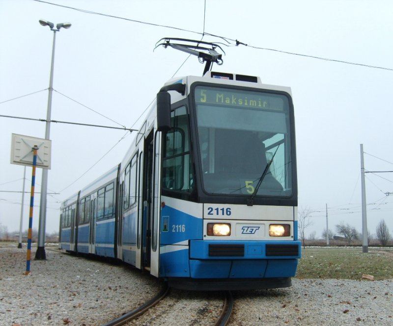 5-er auf der Endhaltestelle Prečko.