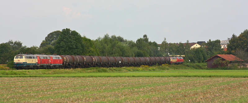 5 Loks an einem Zug! 2.Lok war 217 002 und hinten ist 217 014 zu sehen. Aufgenommen am 28.08.09 bei Alttting.