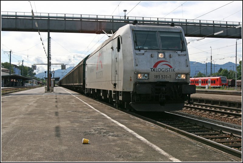 5 Minuten nach dem ICE 108 durchfhrt die Bad Honnefer 185 531 mit einem Mllzug aus Italien den Bahnhof Rosenheim Richtung Norden. 