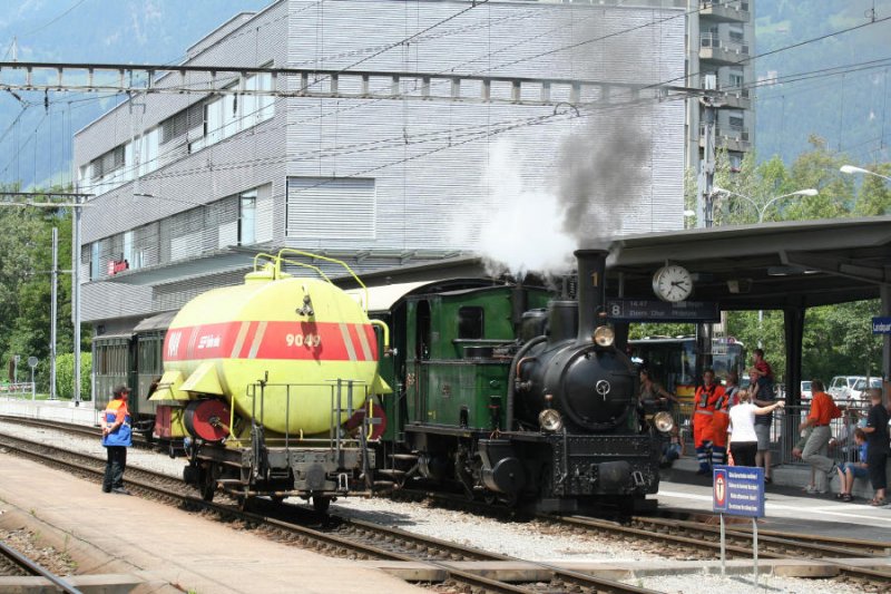 5 Minuten vor Abfahrt zum Bahnhofsfest nach Bonaduz steht der Dampfextrazug mit G 3/4 Nr. 1  Rhtia  qualmend neben dem Lschwagen Xk 9049. Landquart 9.6.2007