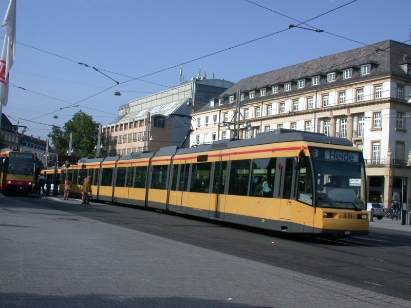 5-teiliges Gelenktram 319 auf der Fahrt von Karlsruhe Hbf nach Heide. (12.10.2006)