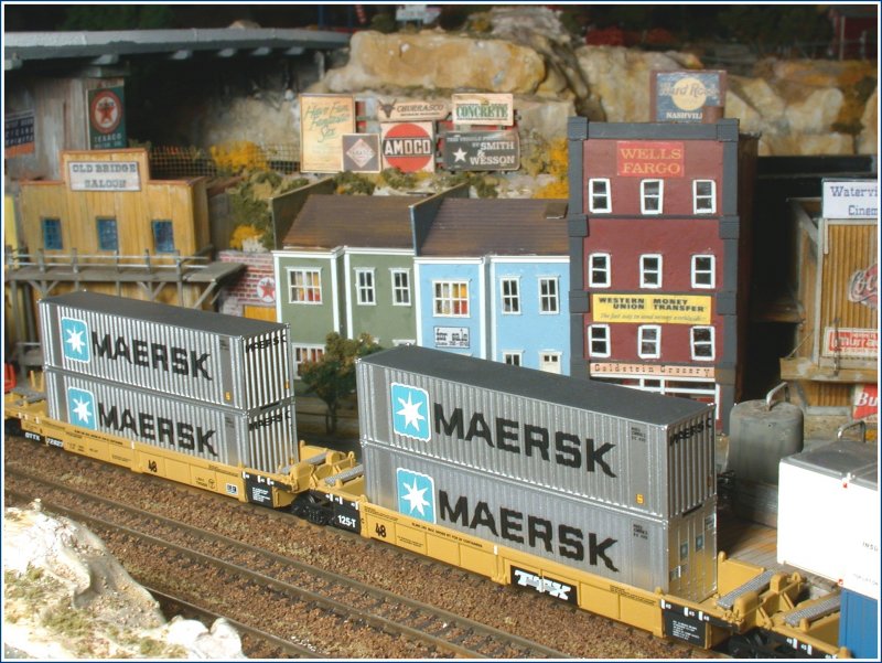 5 Unit Double Stack car TTX (Walthers) mit MAERSK Containern in Waterville NY. (21.01.2007) 