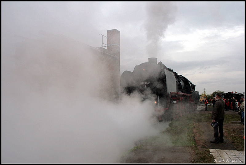 50 3501 entschwindet im Dampf zur Drehscheibe (Eisenbahnfest des TEV zum Weimarer Zwiebelmarkt, Weimar 10.10.2009)